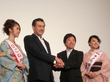 市長と高橋靖水戸市長が両手で握手をしている写真