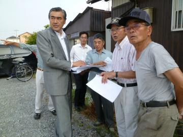 川瀬馬場町駅地区自治会の役員の方から説明を受けながら現地確認をする市長の写真