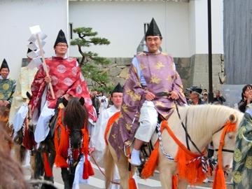 武者の衣装を着て馬に乗りパレードに参加している市長の写真