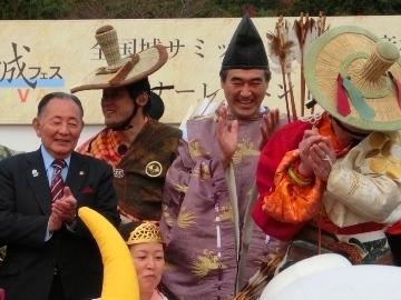笑顔で手をたたき城フェスを楽しんでいる市長の写真