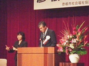 社会福祉大会で挨拶をしている市長の写真