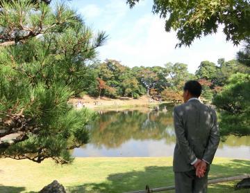 玄宮楽々園の池を眺めている市長の写真