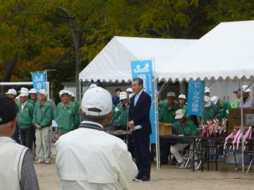 秋季市民グラウンド・ゴルフ大会開会式でお祝いのことばを述べる市長の写真