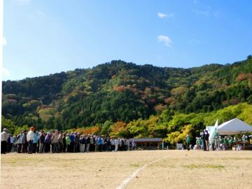 開会式で参加者達が整列している写真