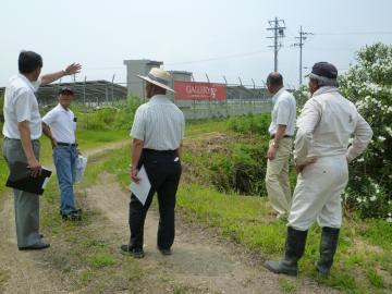 極楽寺町町内会の役員の方から説明を受けながら現地確認をする市長の写真