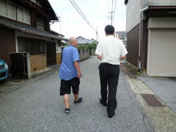 下後三条町自治会の役員の方から説明を受けながら現地確認をする市長の写真