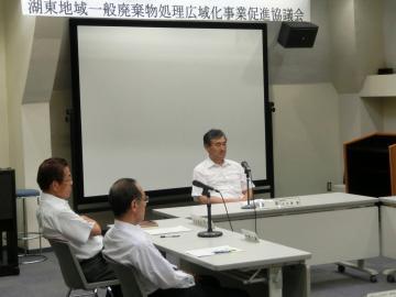 湖東地域一般廃棄物処理広域化事業促進協議会に出席している市長の写真