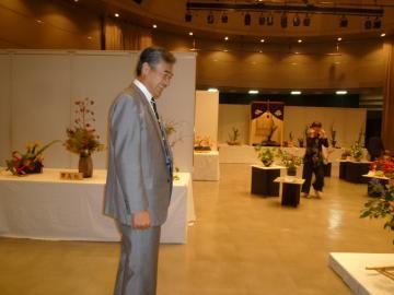 花展会場を見学している様子の市長の写真