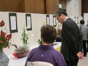 展示されている生け花を観る市長の写真
