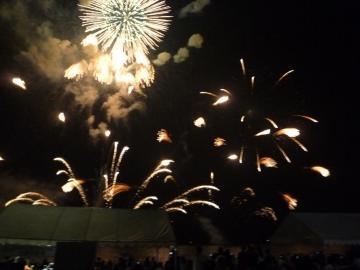 彦根・北びわ湖大花火大会で打ち上げた華やかな花火の写真