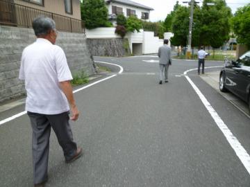 原団地自治会の役員の方から説明を受けながら現地を確認する市長の写真