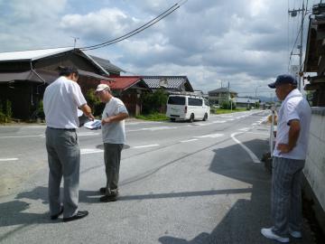 服部町自治会の役員の方から説明を受けながら現地確認をする市長の写真