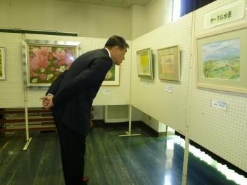 水彩画を鑑賞する市長の写真