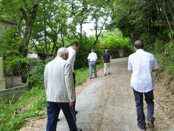古沢町東山自治会の役員の方から説明を受けながら現地を確認する市長の写真