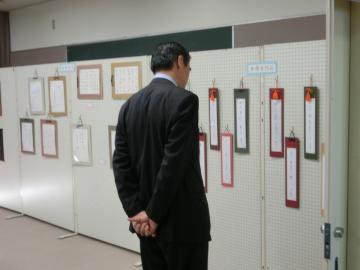文化祭で展示されている作品を鑑賞する市長の写真