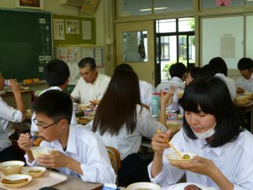 生徒と一緒に給食を食べる市長の写真