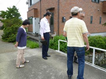 大藪町第2部自治会の役員の方から説明を受けながら現地確認をする市長の写真