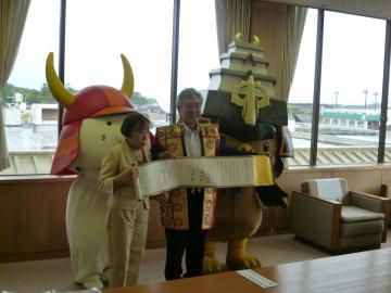 弘前市長が来室され副市長と「ひこにゃん」が出迎えている写真