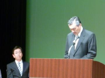 総会でお祝いのことばを述べる市長をアップで撮影した写真