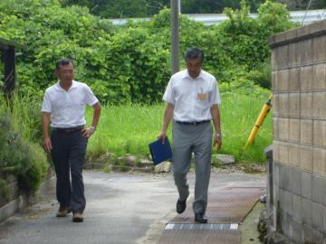 本庄町自治会の役員の方から説明を受けながら現地確認をする市長の写真