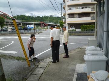 説明を受ける市長の写真