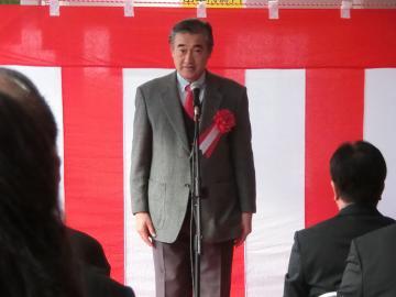 式典でお祝いのことばを述べる市長の写真