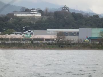 琵琶湖から見る彦根城の写真