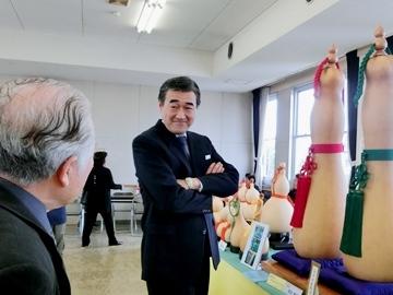 ひょうたん展示会を見学している市長の写真