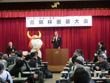 開会式であいさつをする市長の写真