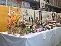 テーブルに並べられた作品の写真