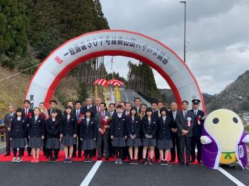 国道307号奥山田バイパス開通式で学生たちとの記念写真