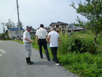 稲部町自治会の役員の方から説明を受けながら現地確認をする市長の写真