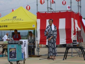 「サマーフェスタIN稲枝2015」会場で浴衣を着て挨拶をする市長の写真