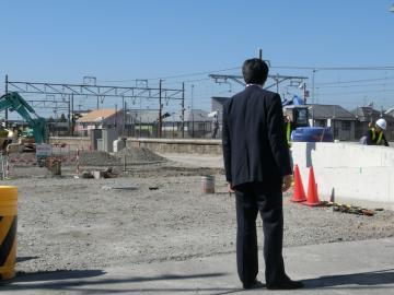 整備中の稲枝駅を視察している市長の写真