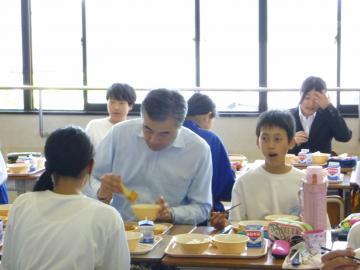 給食時間中の市長の写真