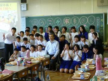 給食後に稲枝中学校1年生のみなさんとの記念撮影した写真