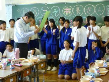 稲枝中学校1年生のみなさんよりプレゼントをいただいた市長の写真