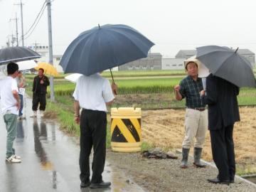 要望について現地で説明を受ける市長の写真