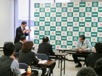 IT課題検討会のメンバーが話をしている写真