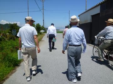 日夏町泉自治会の役員の方から説明を受けながら現地を確認する市長の写真