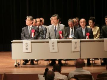 総会に主席している市長の写真