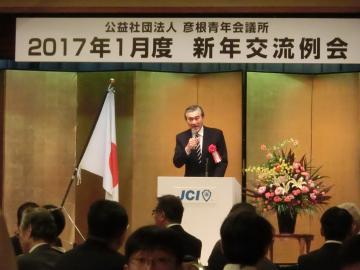 新年交流例会会場でお祝いのことばを述べる市長の写真