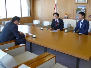 彦根青年会議所理事長が挨拶に来られた様子の写真