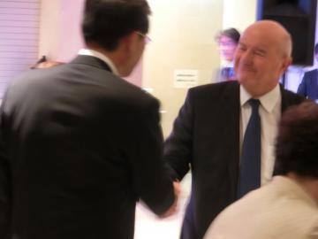 出席者のフランスの方と握手をしている市長の写真