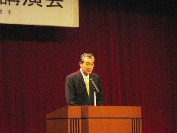 自殺予防講演会で挨拶をしている市長の写真