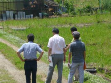 自治会訪問で説明を受けながら現地確認をする市長の写真