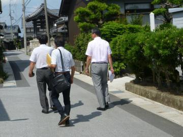 自治会の役員の方から説明を受けながら現地まで歩く市長の写真