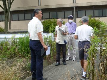 自治会訪問で説明を受けながら現地確認をする市長の写真