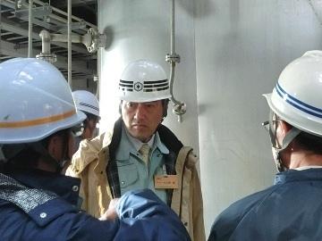 滋賀県東北部浄化センターで説明を受けている市長の写真