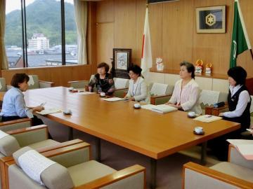 副市長が左手側、女性役員4名が右側に座り意見交換を行っている様子の写真